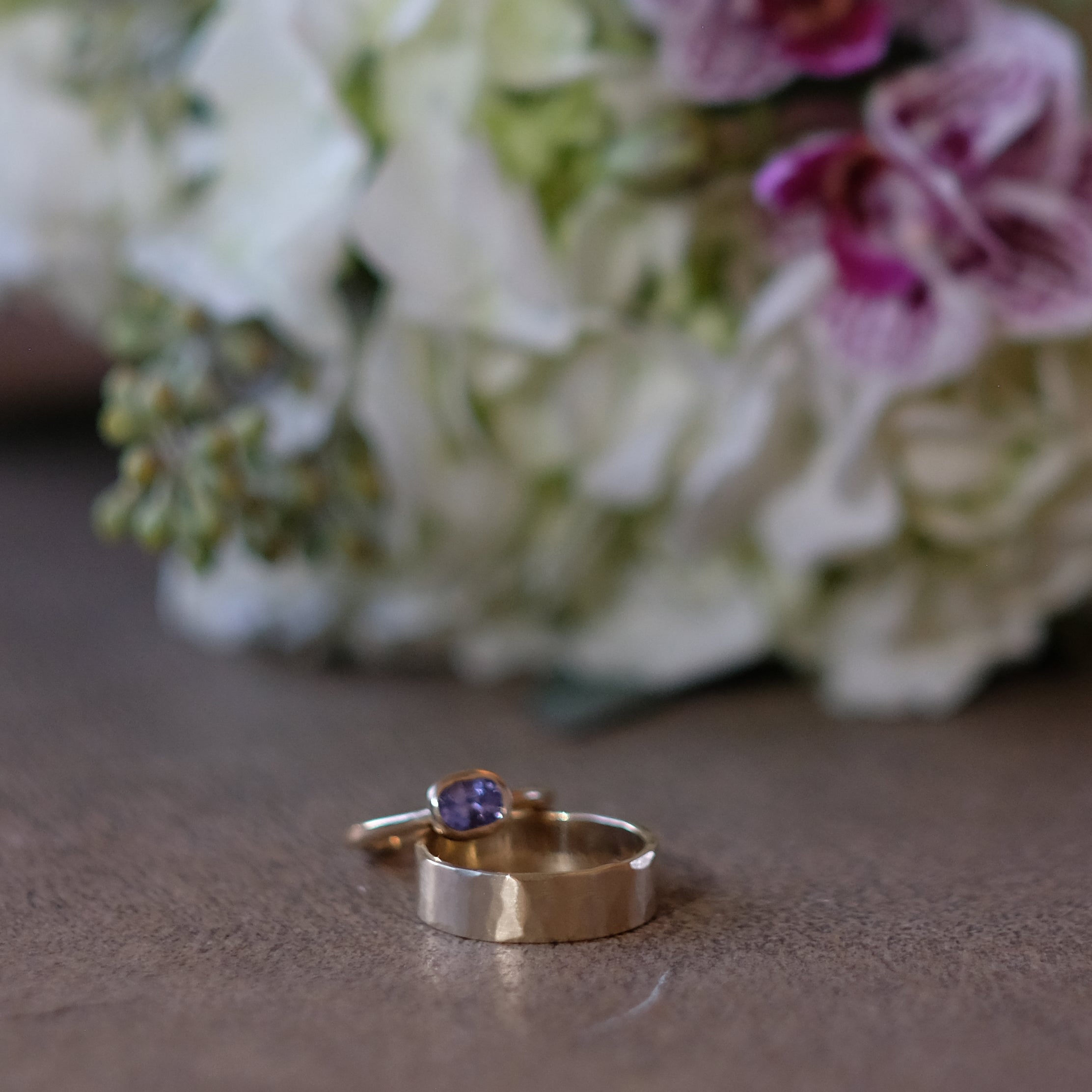 custom purple sapphire gold solitaire ring and hammered wedding band
