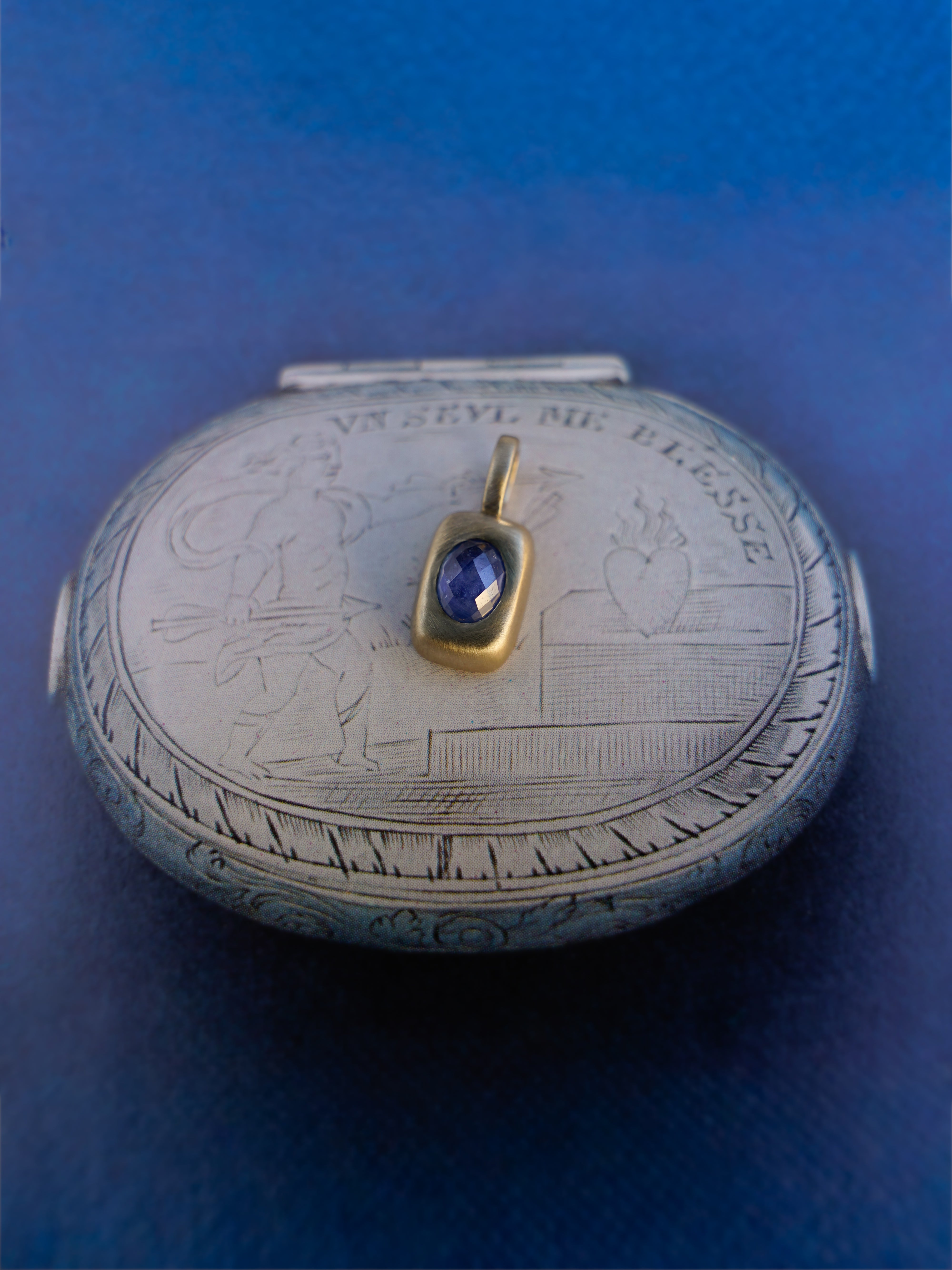 Blue Sapphire Vertical Trove Charm - Gold on engraved box
