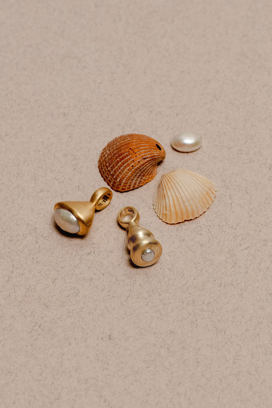 Gold pearl pendulum charms with shells