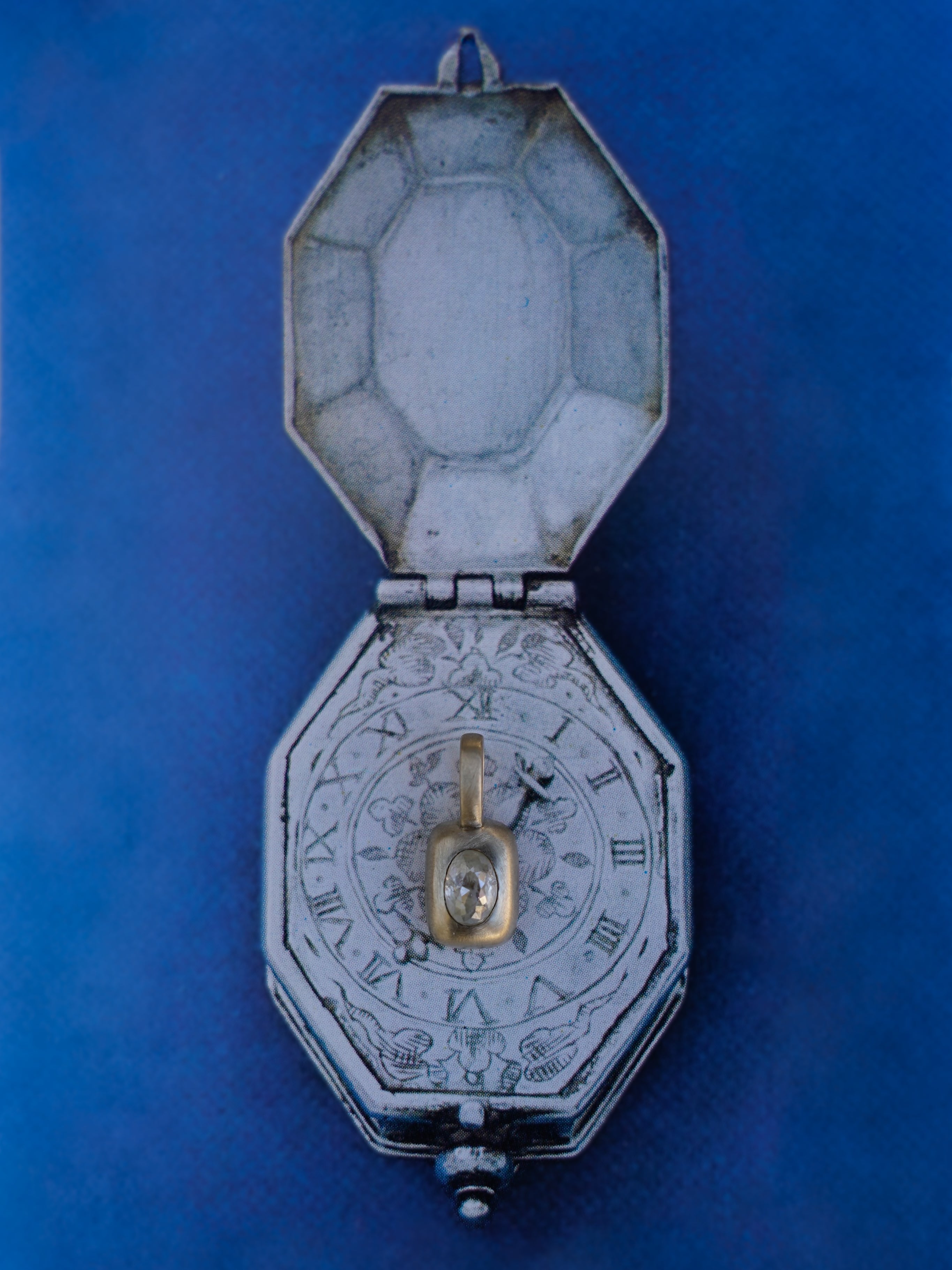 Oval Diamond Vertical Trove Charm - Gold on engraved box